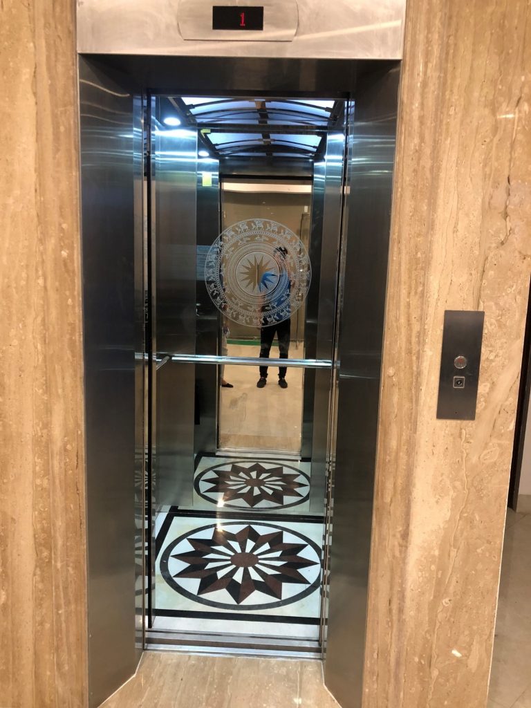5 Lưu Ý Quan Trọng Khi Vệ Sinh Thang Máy 2 cabin thang may.6